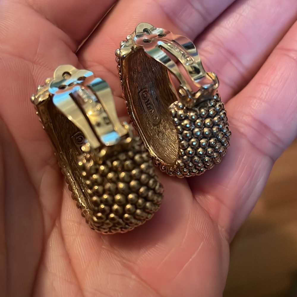 Vintage Ciner clip on earrings - Picture 3 of 6